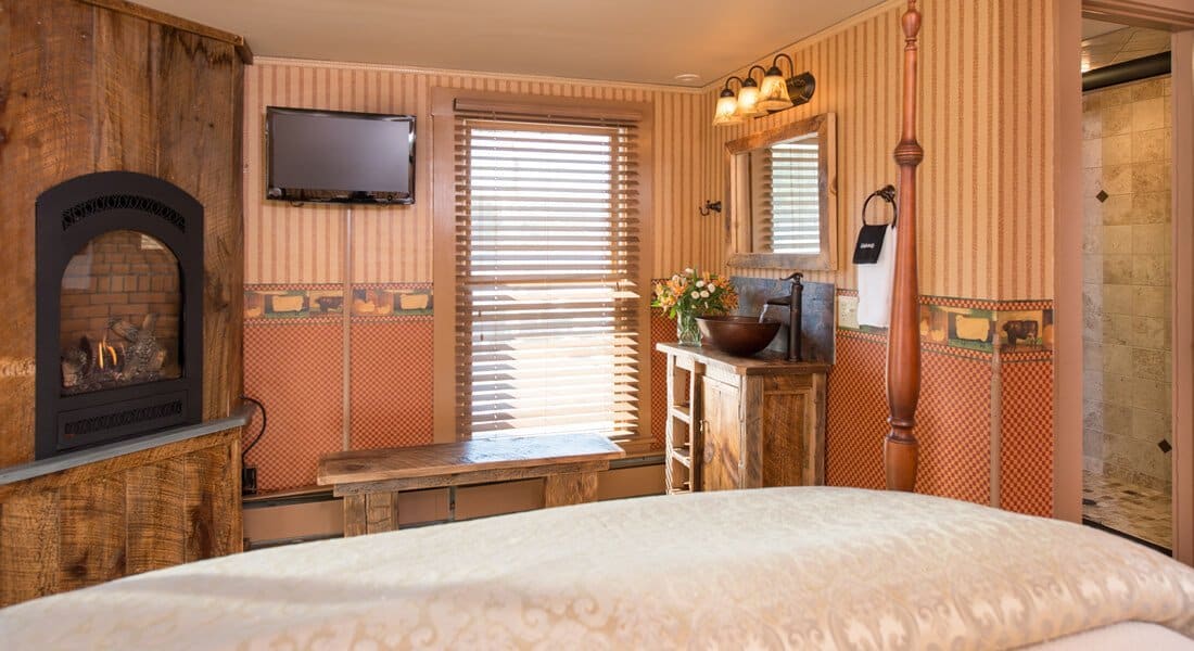 Golden Stage Inn - Four Poster Bed with Fireplace