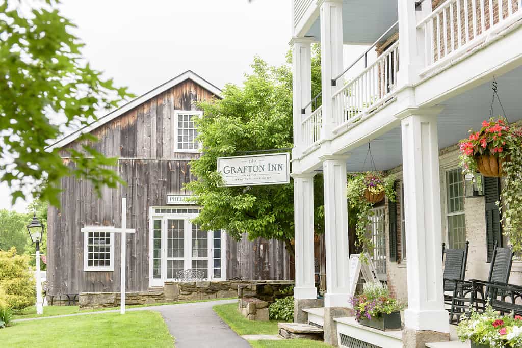 Grafton Inn Exterior Porch