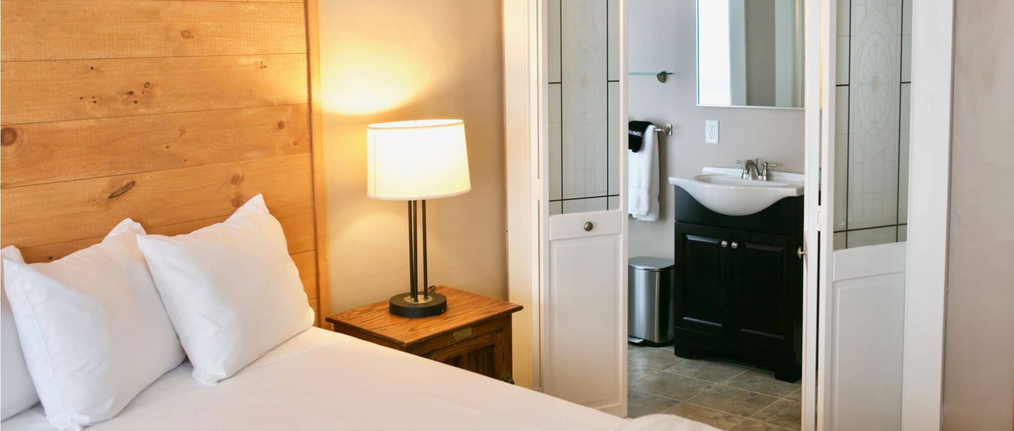 Inn at Kampfires - King Room with Private Bath